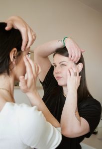 Atelier yoga du visage au sein de l'Ecole de massages holistique, facialiste, soin énergétique