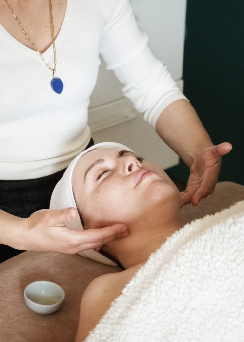Massage facial holistique et pierres énergétiques ecole massage holistique facialiste holistique soin énergétique Montpellier Avignon