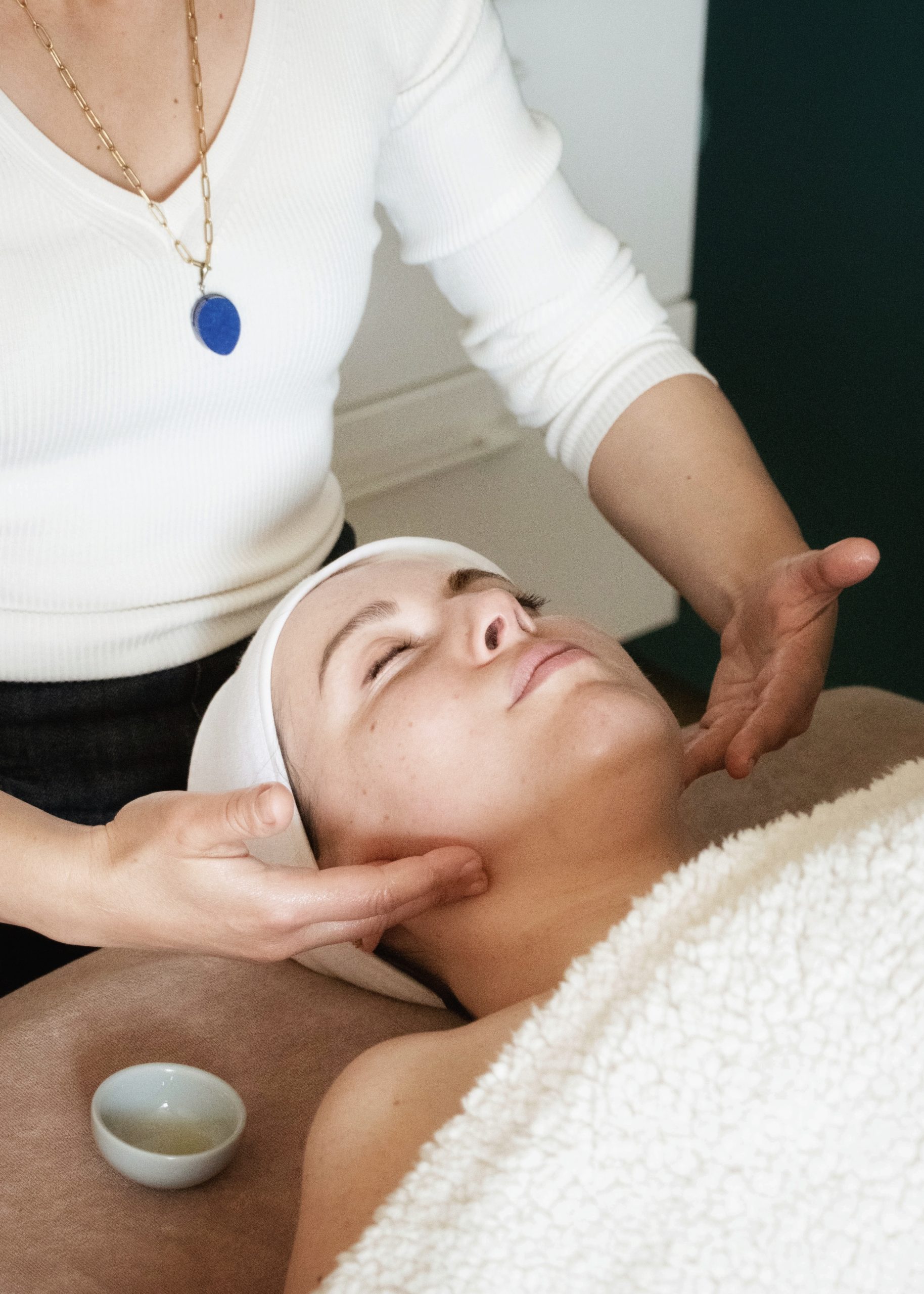 Massage facial holistique et pierres énergétiques ecole massage holistique facialiste holistique soin énergétique Montpellier Avignon